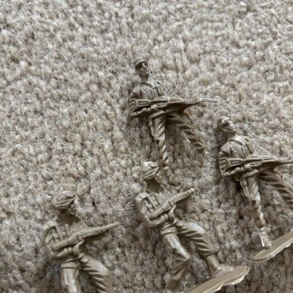 Lot of 56 Small Military Soldiers - Picture 7 of 9